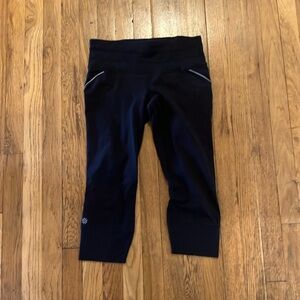 Athleta black relay capri crop tight leggings reflectors size small